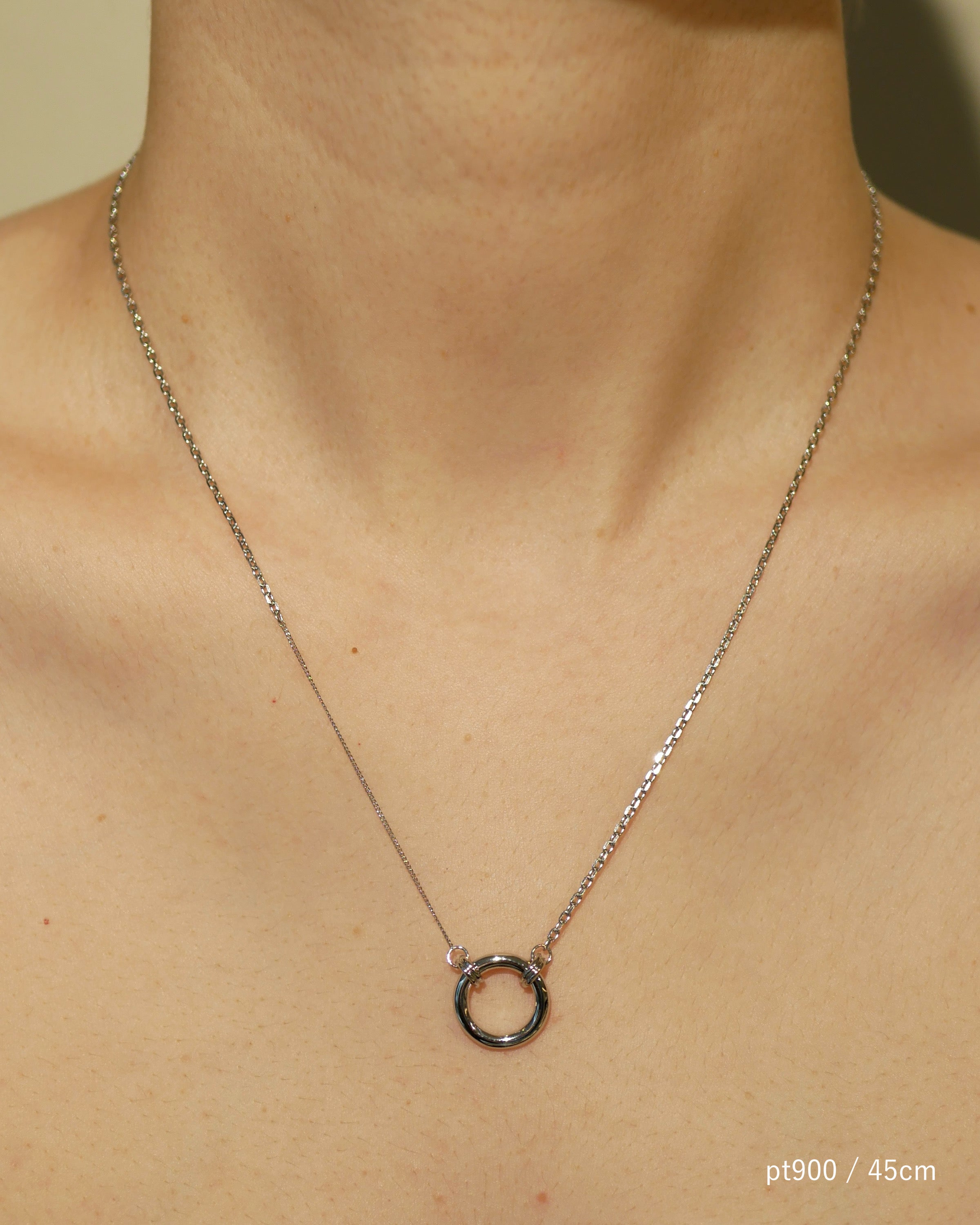 loop necklace 01 pt900